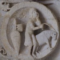 Autun - Tympan : guerrier menant son cheval (mai)