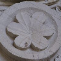 Autun - Tympan : fleur à six pétales