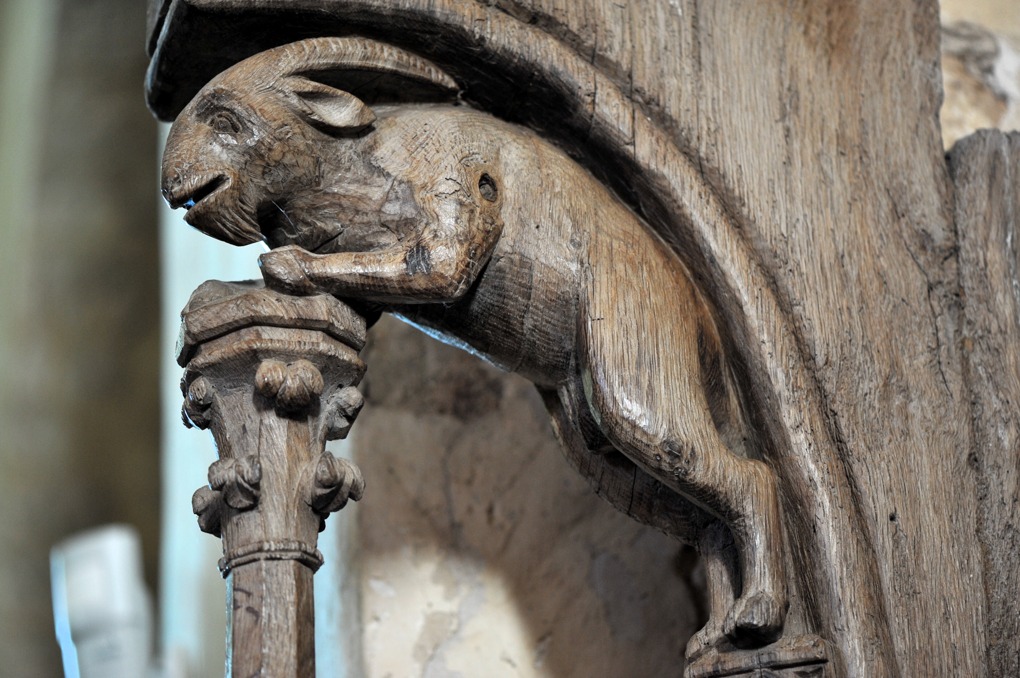 Bard-le-Régulier - Eglise Saint-Jean-l'Evangéliste (XIIe siècle) - Stalles : décor d'un dais