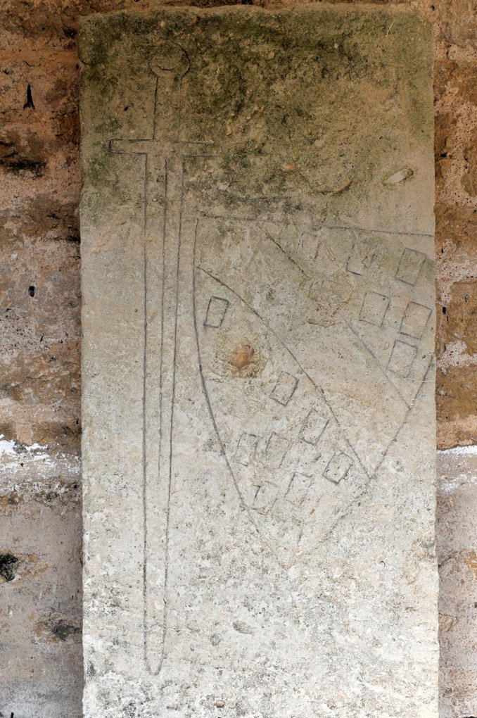 Châtel-Gérard - Prieuré de Vausse - Plaque tombale d'Anséric VI de Montréal (1269)