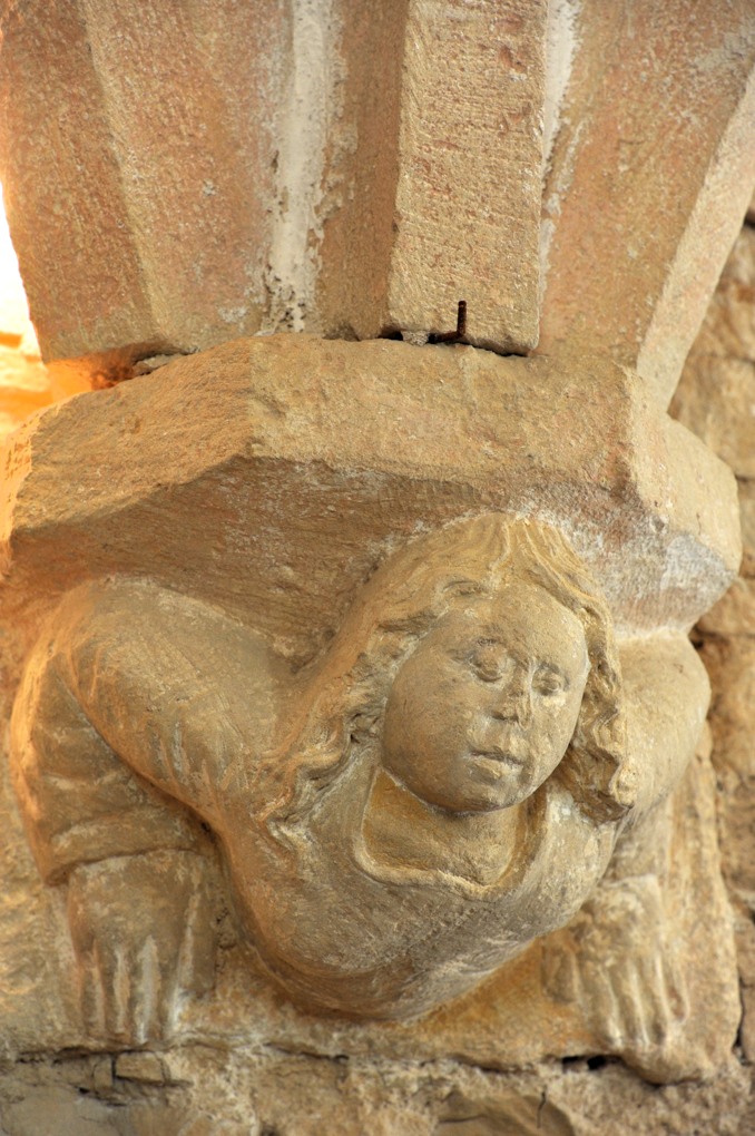 Châtel-Gérard - Prieuré de Vausse - Porterie : culot sculpté à la retombée des arcs en ogives