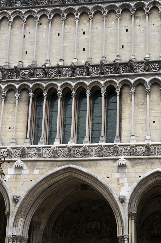 Dijon - Eglise Notre-Dame (XIIIe siècle) : vue partielle de la façade