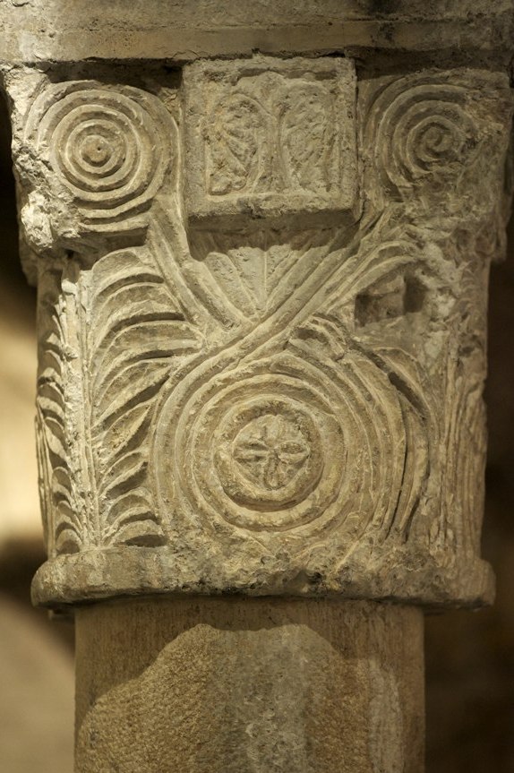 Dijon - Abbaye Saint-Bénigne : chapiteau de la crypte (début XIe siècle)