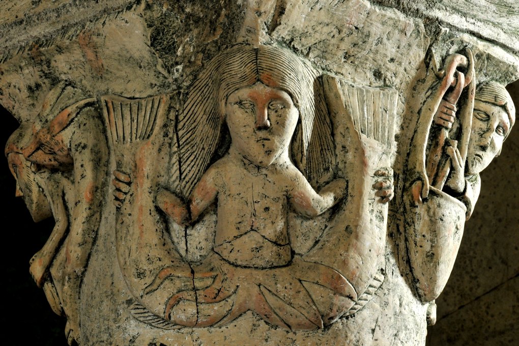 Saint-Parize-le-Châtel (Nièvre) - Eglise Saint-Patrice - Chapiteau de la crypte : la Sirène (v. 1115)
