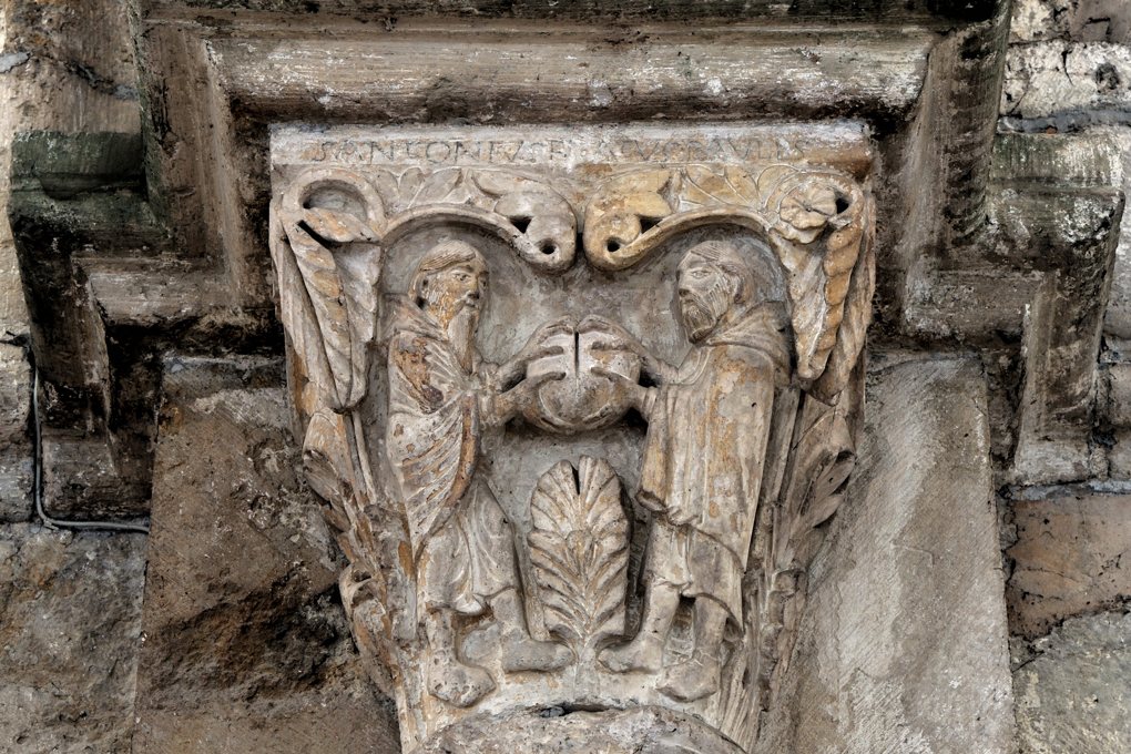 Vézelay - Chapiteau de la nef : les ermites du désert égyptien Antoine et Paul partagent leur repas (v. 1130)