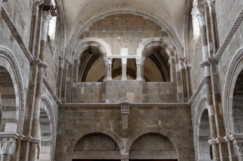 Vézelay - Mur ouest de la nef et chapelle Saint-Michel à l'étage du narthex