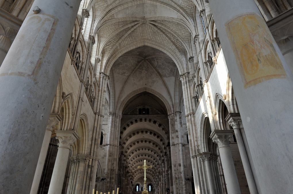 Vézelay - Les voûtes du choeur, de la croisée du transept et de la nef depuis le déambulatoire