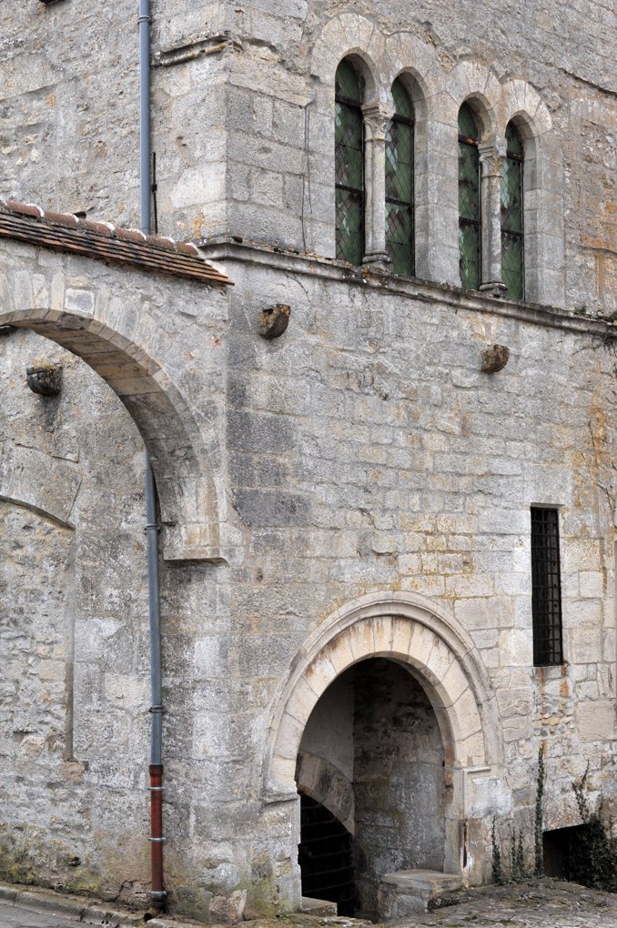 Vézelay - Maison romane (caves) et gothique, ancien temple protestant puis couvent des ursulines, à présent maison privée (v. 1200-milieu du XIIIe siècle)