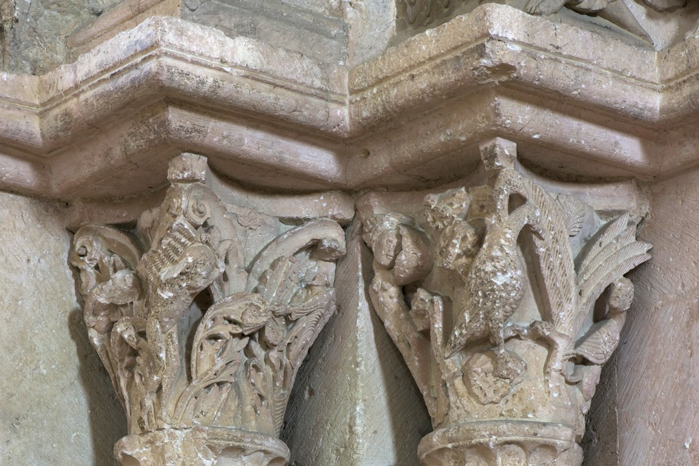 Vézelay-Abbatiale - Portail central de la nef - chapiteaux : Adam et Eve et faunesses (v. 1130) 