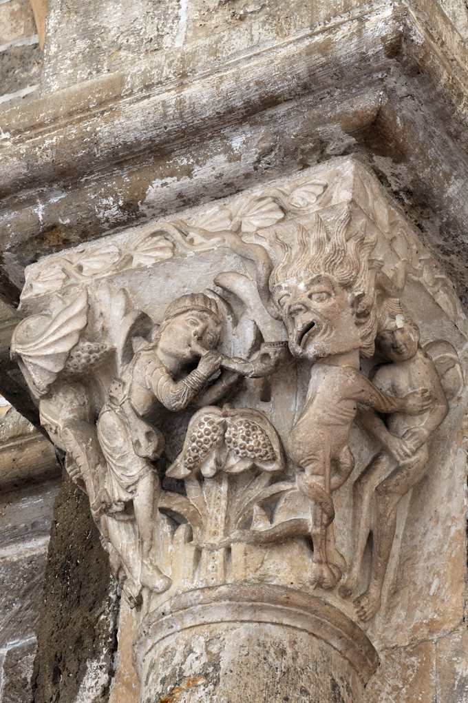 Vézelay - Chapiteau de la nef : la musique profane séductrice des sens (v. 1130)