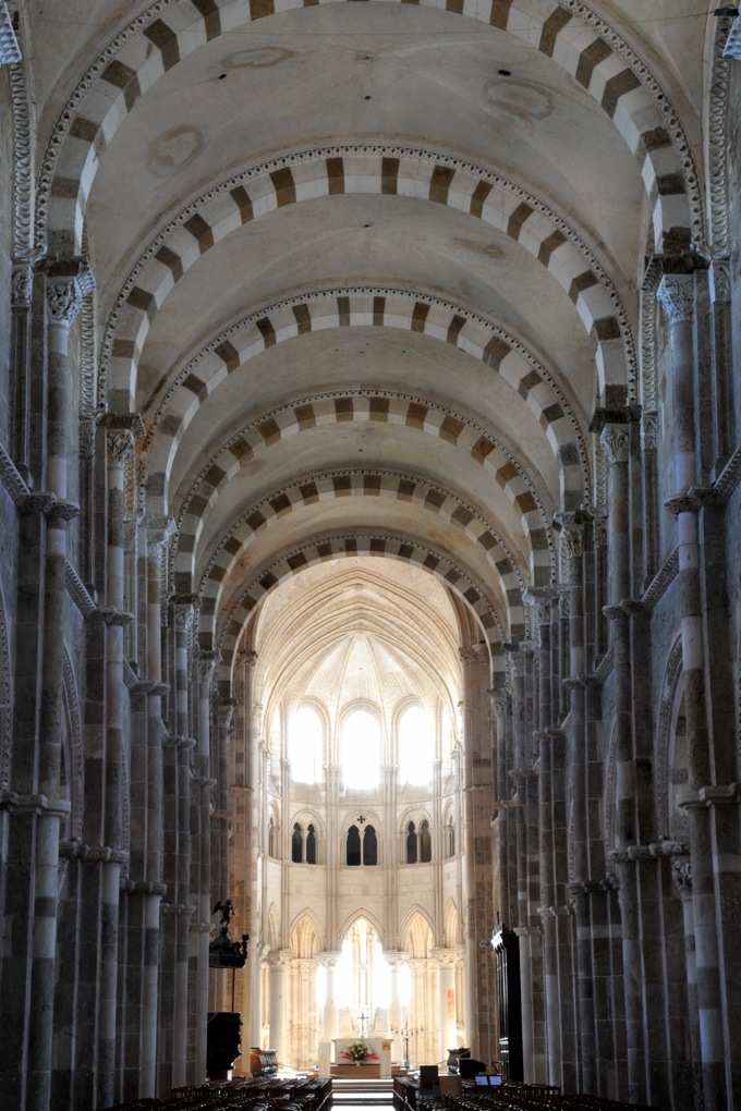 Vézelay - La nef : de la pénombre à la lumière
