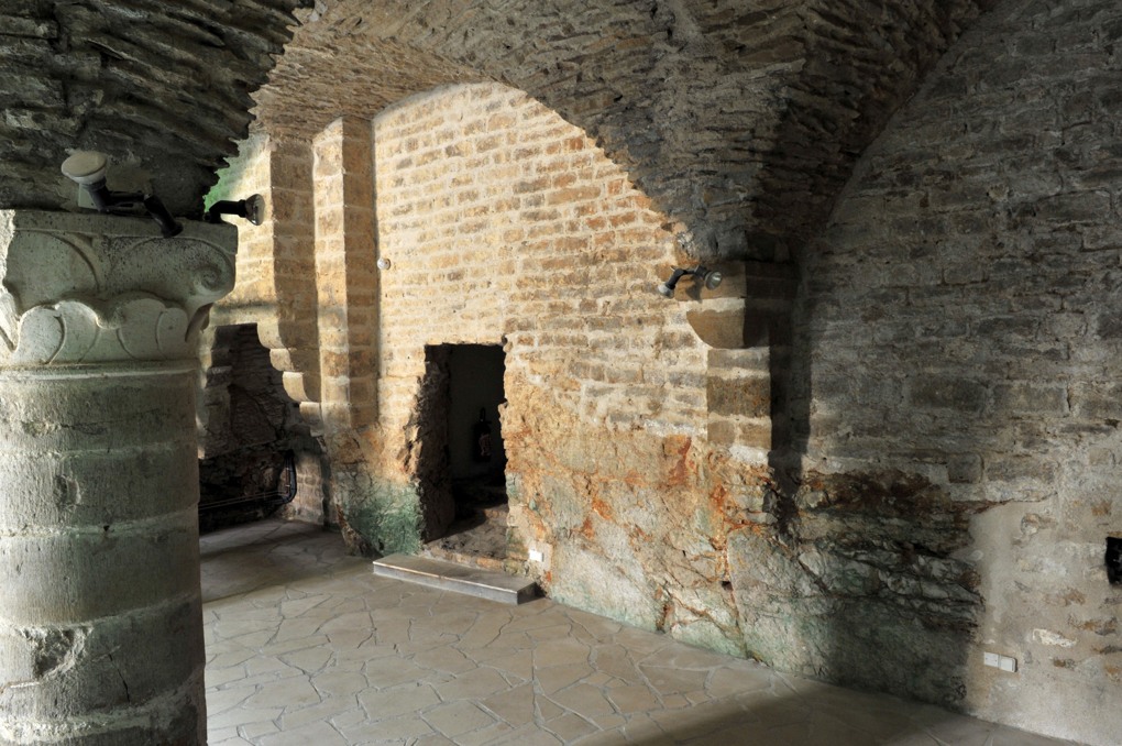 Vézelay - Centre Sainte-Madeleine : salle Maurice Clavel : salle semi enterrée de la fin du XIIe siècle