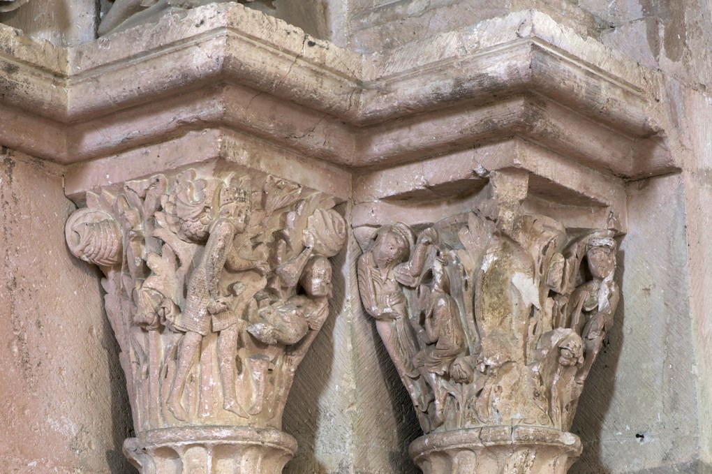 Vézelay-Abbatiale - Portail central de la nef - chapiteaux du piédroit nord : Adam et Eve chassés du Paradis terrestre et Faunesse chassant un oiseau fabuleux (v. 1130)