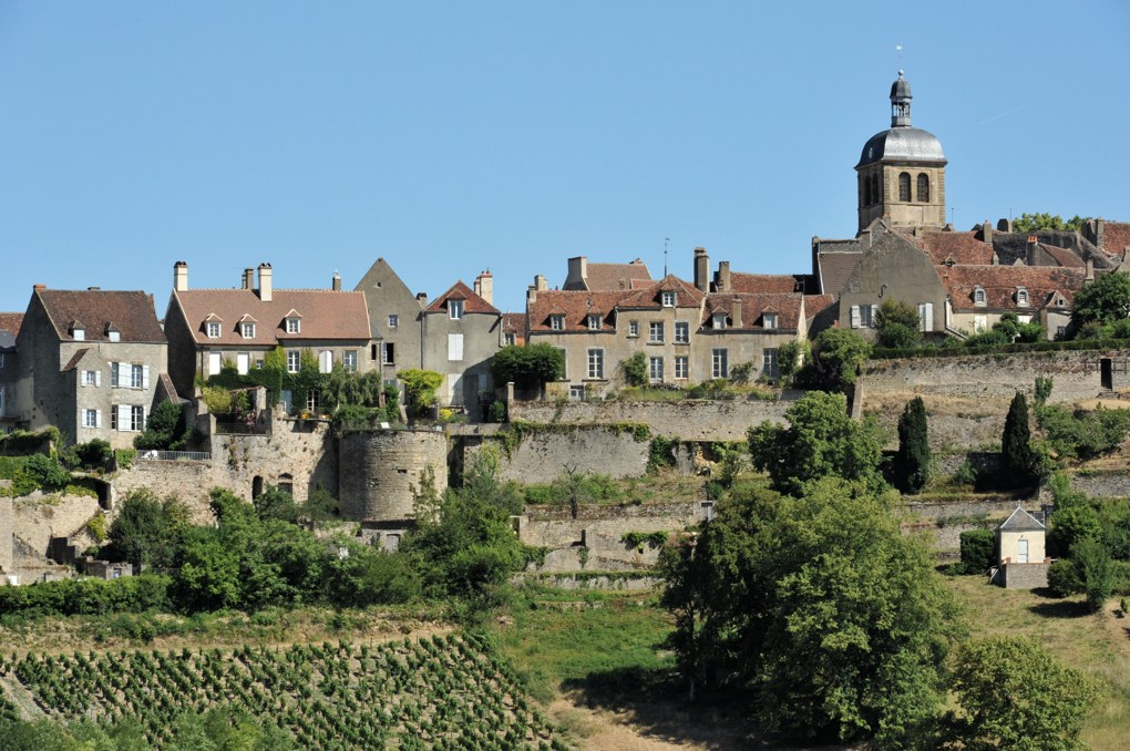 Vézelay - Les remparts sud (XIVe siècle) et, à l'arrière-plan, le clocher de l'église Saint-Pierre (milieu du XIIe siècle)
