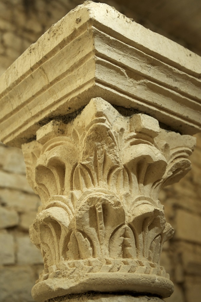Flavigny-sur-Ozerain - Les cryptes : chapiteau (XIe siècle)