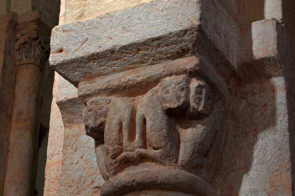 Gourdon - Eglise Notre-Dame-de-l'Assomption (XIIe siècle) - Chapiteau : animaux