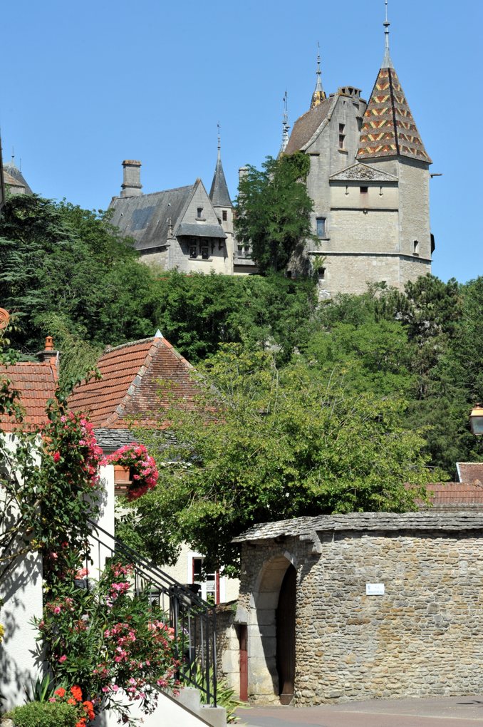 La Rochepot - Le château dominant depuis l'éperon le bourg de La Rochepot