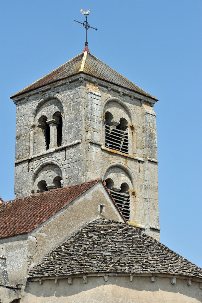 Mont-Saint-Jean - L'église (XIIe-XIIIe et XVe siècle) : le clocher (début du XIIIe siècle)