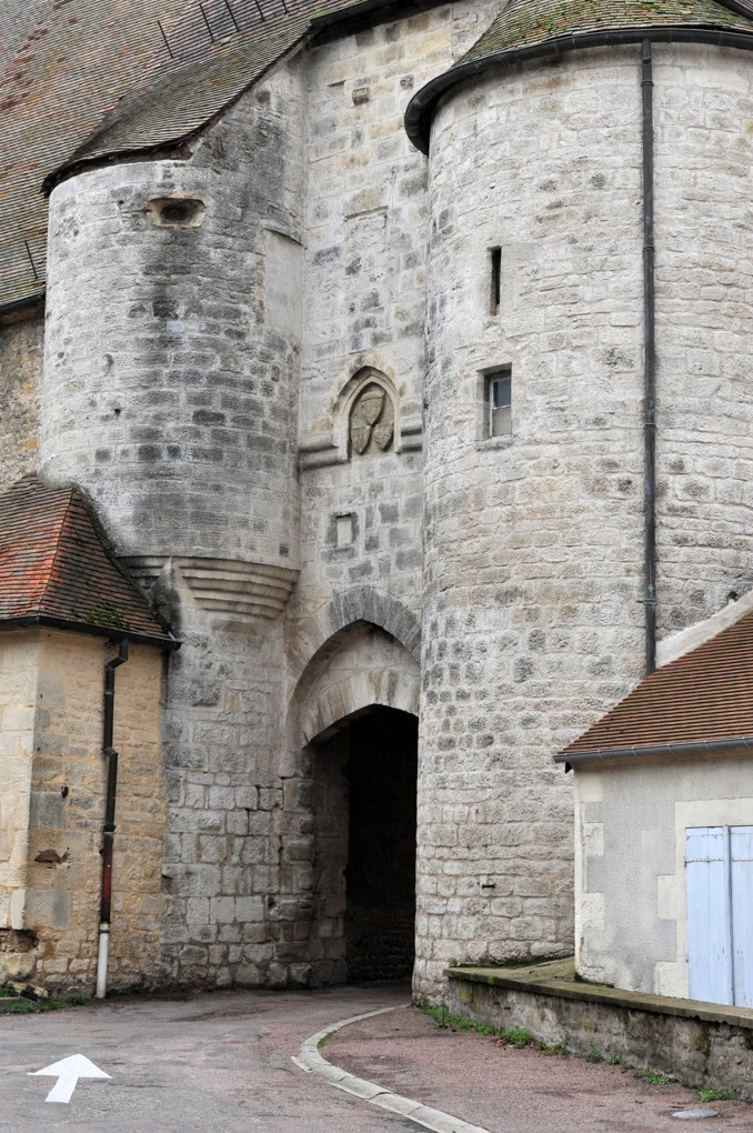 Prémery - Porche du château (début du XIVe siècle)