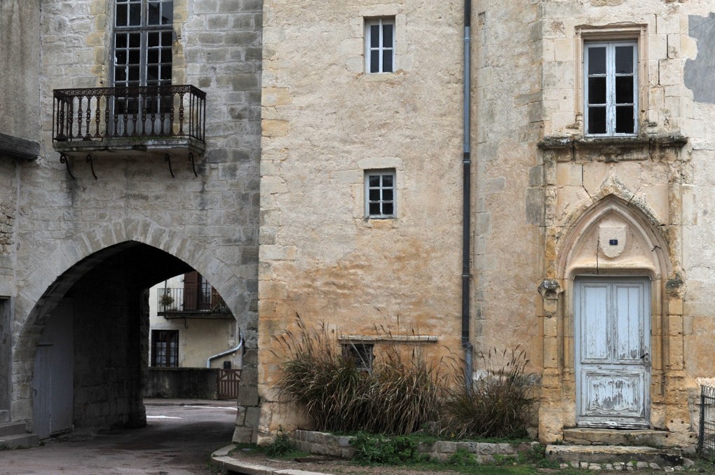 Prémery - Le château - logis et porche d'entrée