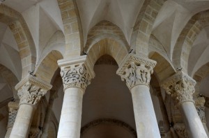 Saint-Révérien (58) - Eglise Saint-Révérien : Colonnes et chapiteaux du rond-point (milieu du XIIe siècle)