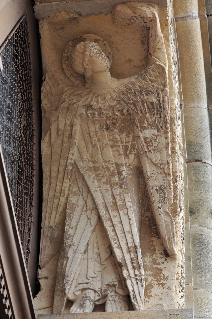 Saint-Révérien - Eglise Saint-Révérien - Ange du portail ouest (XIIe siècle)