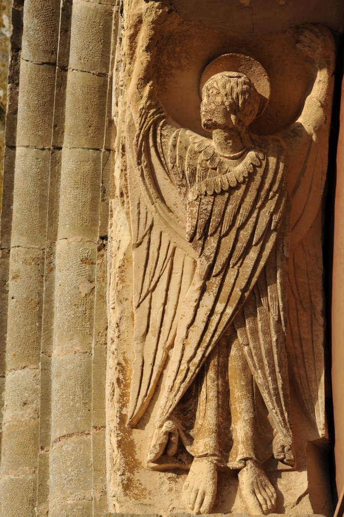 Saint-Révérien - Eglise Saint-Révérien - Ange du portail ouest (XIIe siècle)