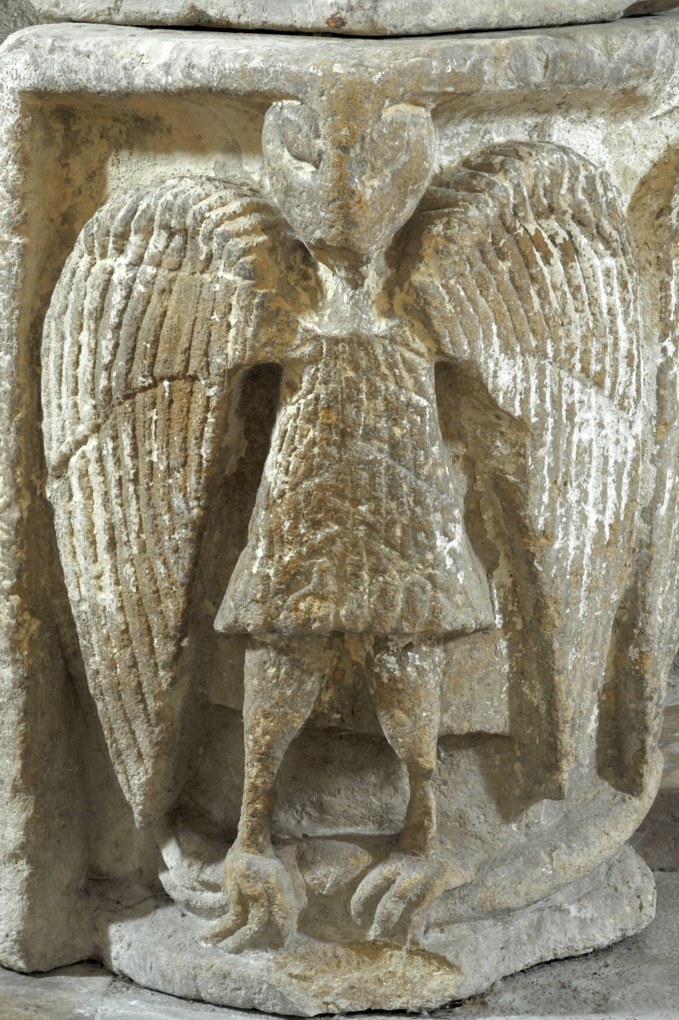 Sémelay - Eglise Saint-Pierre (XIIe siècle) - Chapiteau en réemploi orné d'un aigle (support du bénitier à l'entrée de l'église)
