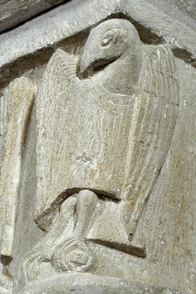 Sémelay - Eglise Saint-Pierre (XIIe siècle) - Détail d'un chapiteau : aigle