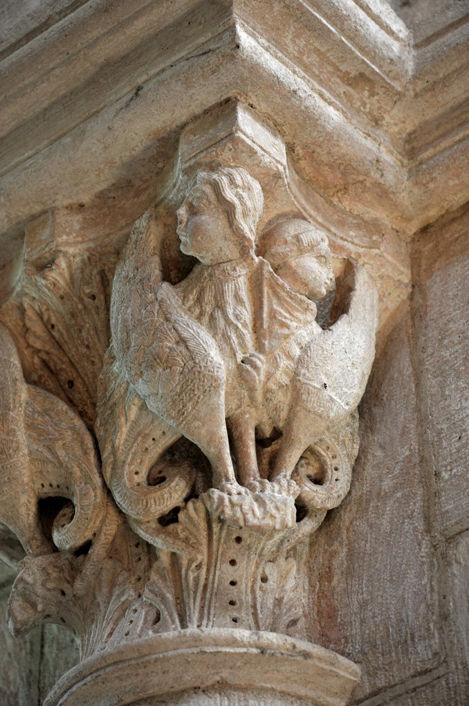 Til-Châtel - Eglise Saint-Florent : chapiteau décoré d'hybrides (v. 1160)