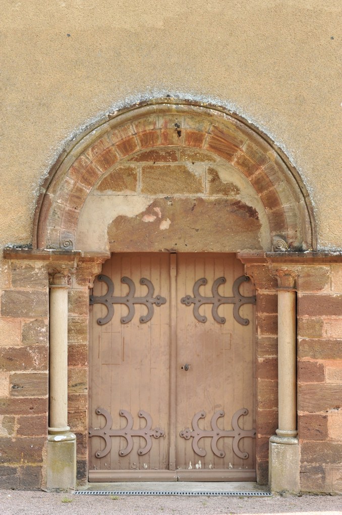 Vieux-Château - Eglise Saint-Laurent - Le portail de la nef