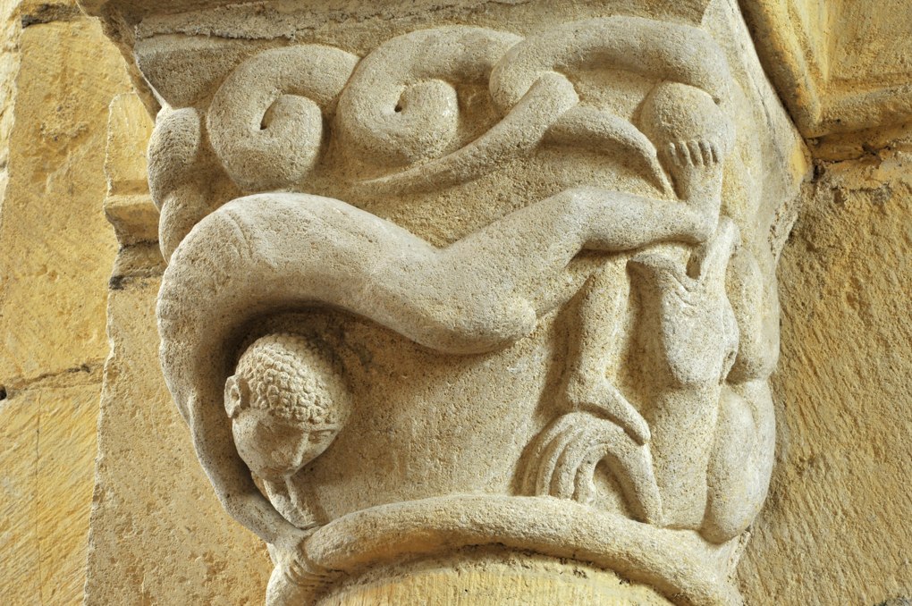 Anzy-le-Duc - Eglise priorale - Chapiteau de la nef : acrobate et serpents