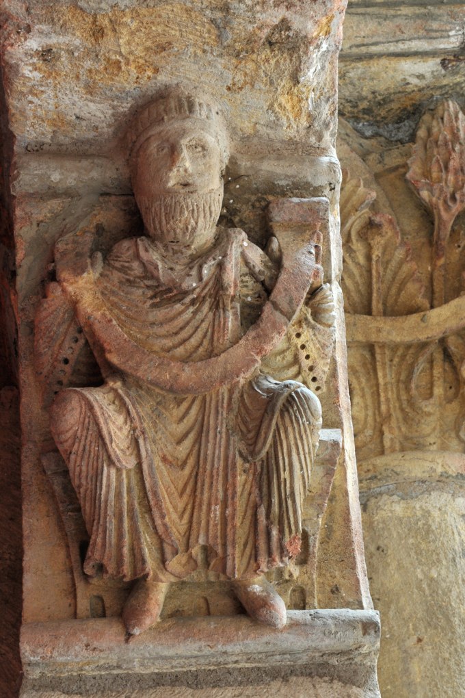 Paray-le-Monial (Musée du Hiéron) - Portail de l'ancien prieuré d'Anzy-le-Duc - Portail d'Arcy : corbeau 