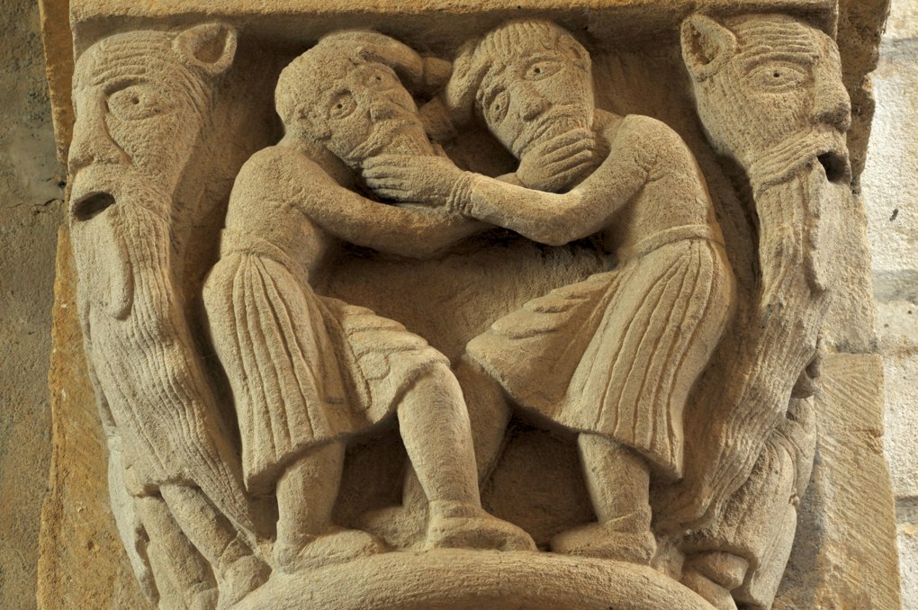 Anzy-le-Duc - Eglise priorale - Chapiteau de la nef : hommes se tirant la barbe