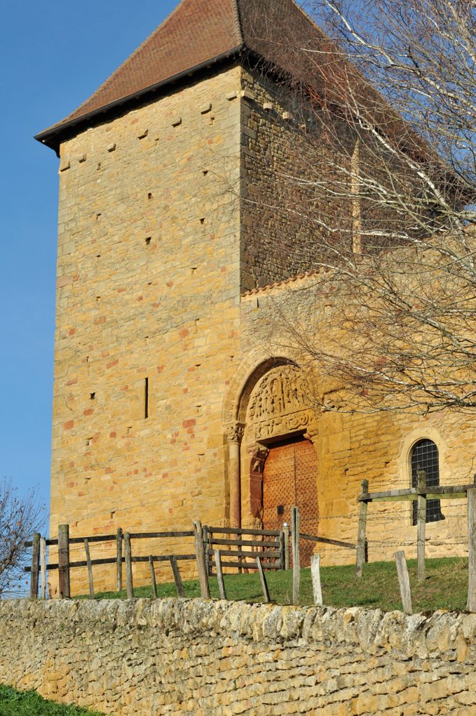 Anzy-le-Duc - Le prieuré : Tour de la Justice et entrée sud 