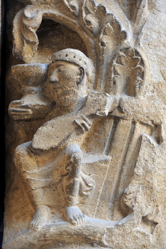 Anzy-le-Duc - Priorale : chapiteau du tympan ouest