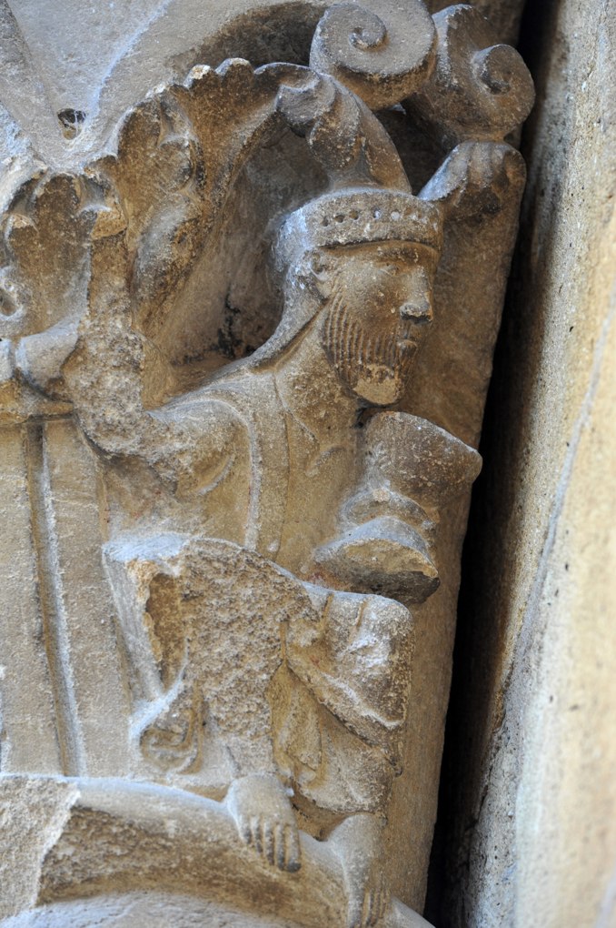Anzy-le-Duc - Priorale : chapiteau du tympan ouest