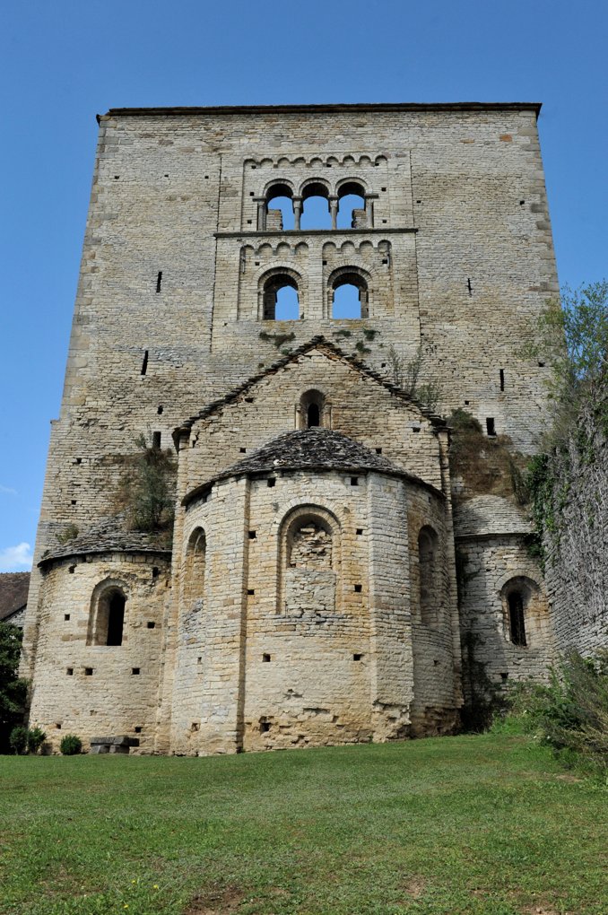 Bonnay - Eglise saint-Hippolyte - Le chevet (v. 1100) et l'enveloppe fortifiée du XIIIe siècle