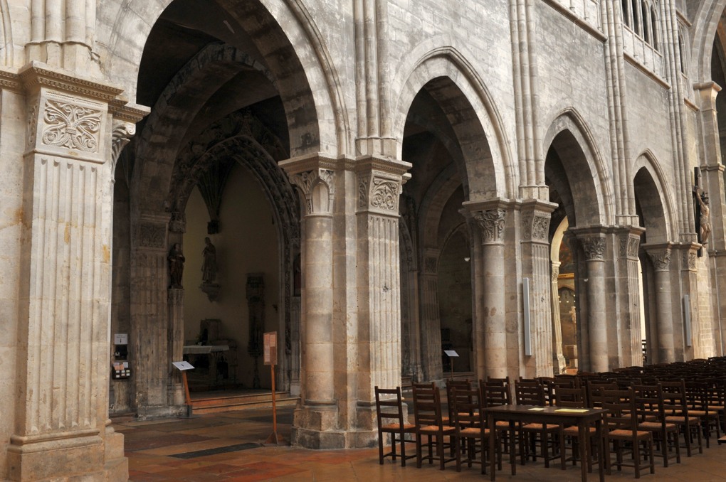 Chalon-sur-Saône - Cathédrale Saint-Vincent - Piles romanes de la nef, à pilastres cannelés et demi-colonnes engagées
