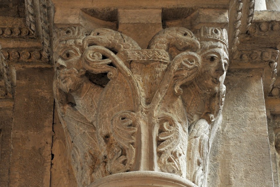 Chalon-sur-Saône - Cathédrale Saint-Vincent - Chapiteau de la nef : un roi et une reine (v. 1150)