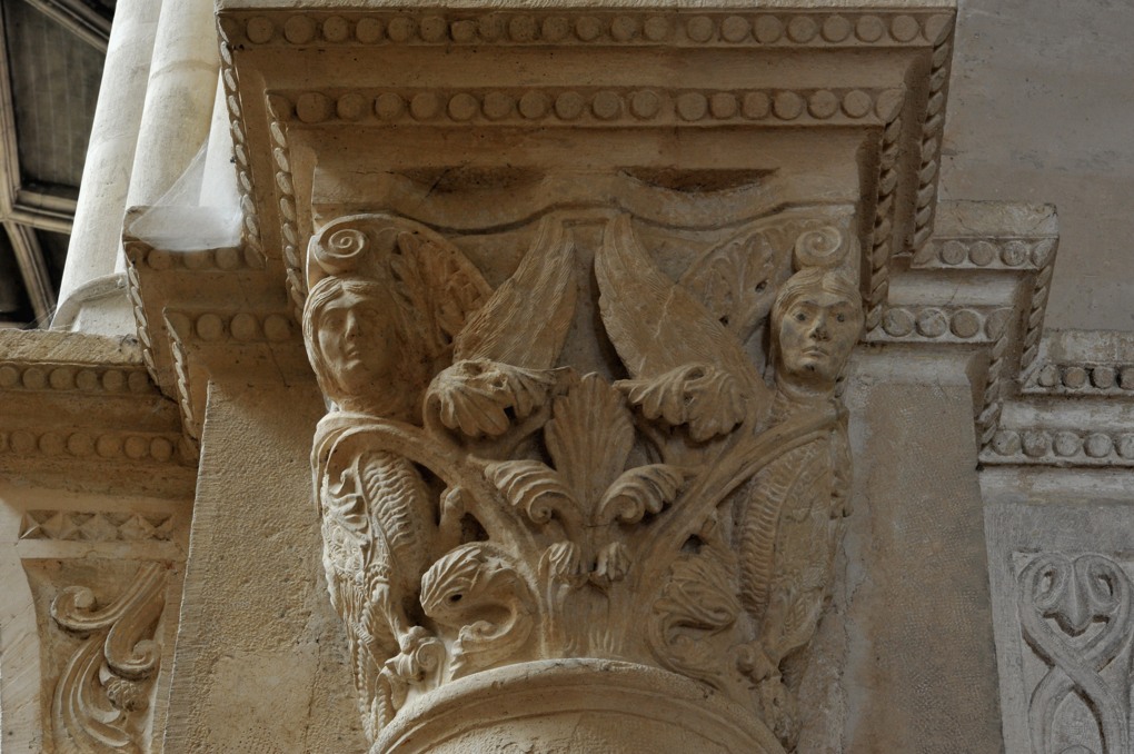 Chalon-sur-Saône - Cathédrale Saint-Vincent - Chapiteau de la nef : hybrides dans les feuillages