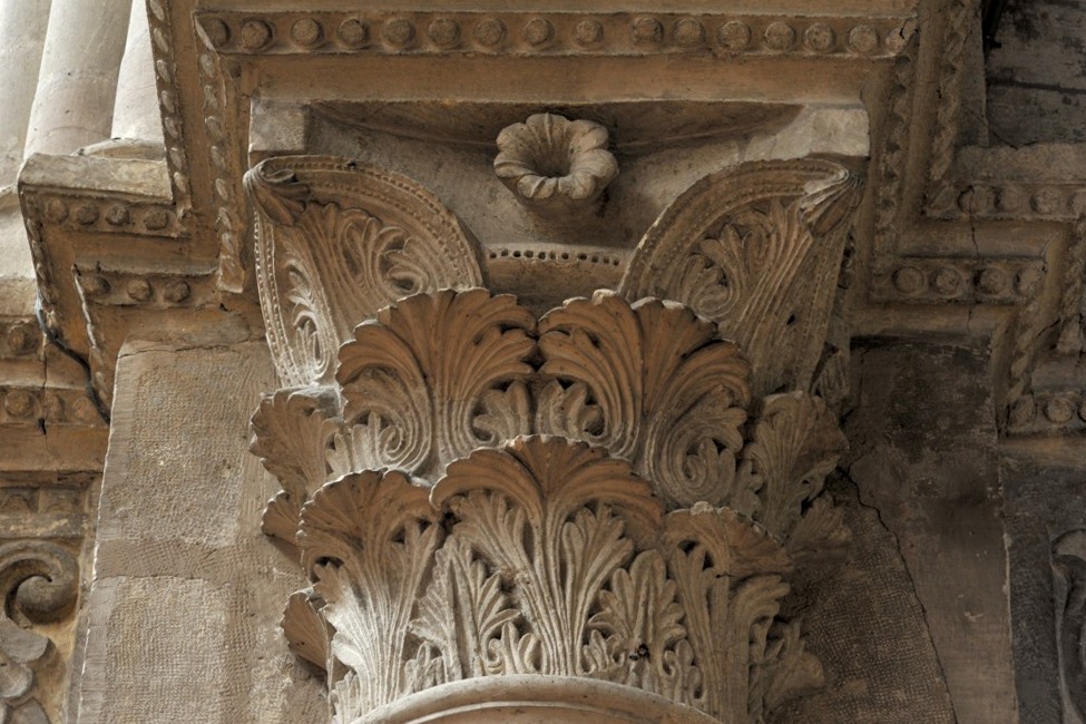 Chalon-sur-Saône - Cathédrale Saint-Vincent - chapiteau de la nef : feuillages (v. 1150)
