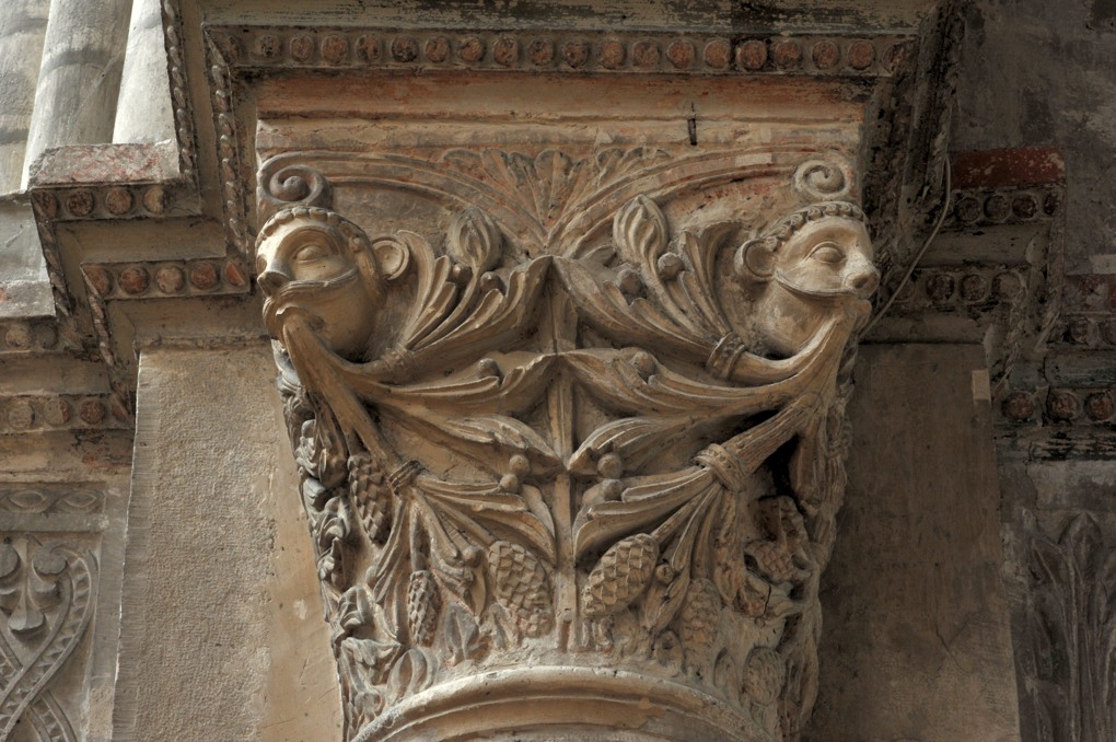 Chalon-sur-Saône - Cathédrale Saint-Vincent - Chapiteau de la nef : masques et feuillages