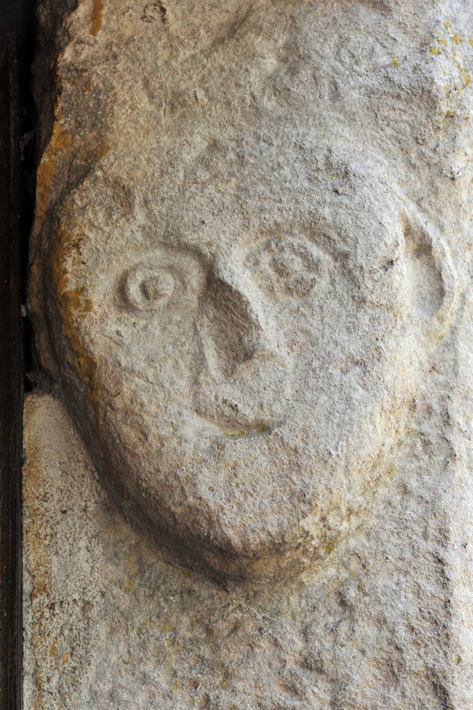 Chassey-le-camp - Eglise Saint-Vincent (XIIe siècle) - Corbeau à tête humaine au portail ouest