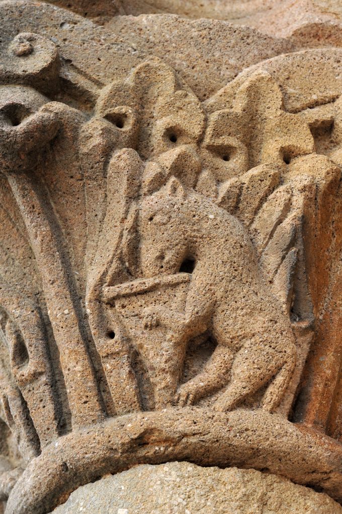 Fleury-la-Montagne - Eglise Saint-Barthélémy (XIIe siècle) - Chapiteau figurant un animal jouant de la musique - Variante de "l'âne à la lyre"