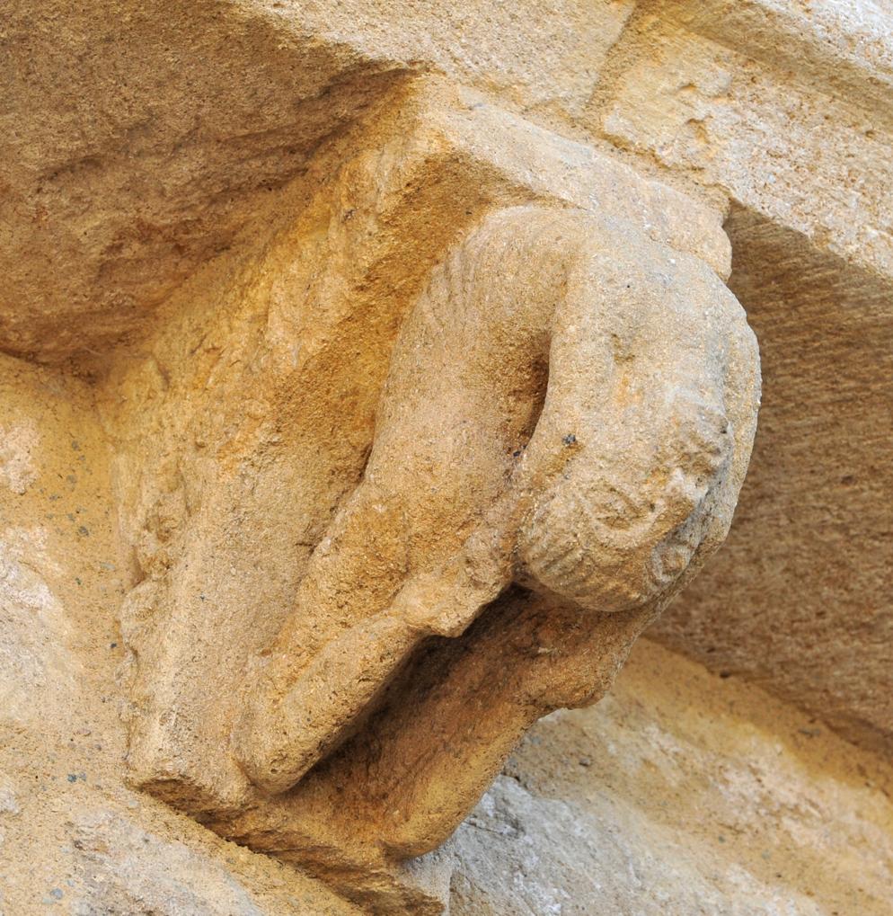 Iguerande - Ancienne priorale Saint-André : modillons de l'abside : l'acrobate