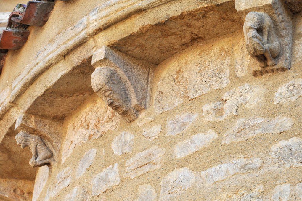 Iguerande - Ancienne priorale Saint-André : modillons de l'abside