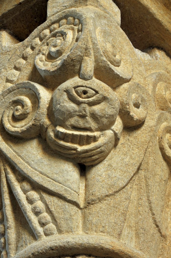 Iguerande - Ancienne priorale Saint-André (XIIe siècle) - Chapiteau de la nef : cyclope jouant de la flûte de Pan