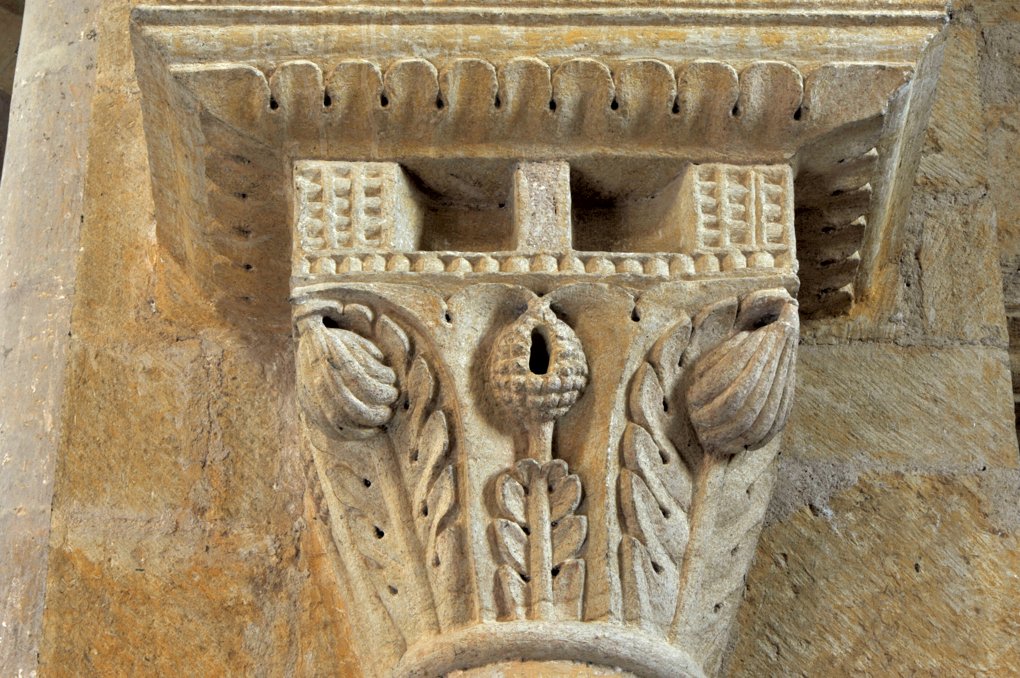 Iguerande - Ancienne priorale Saint-André (XIIe siècle) - Chapiteau de la nef, à thème végétal
