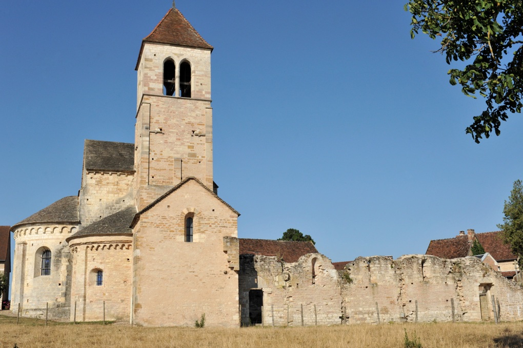 Chapaize - Eglise priorale ruinée de Lancharre - Le chevet (XIIe siècle)